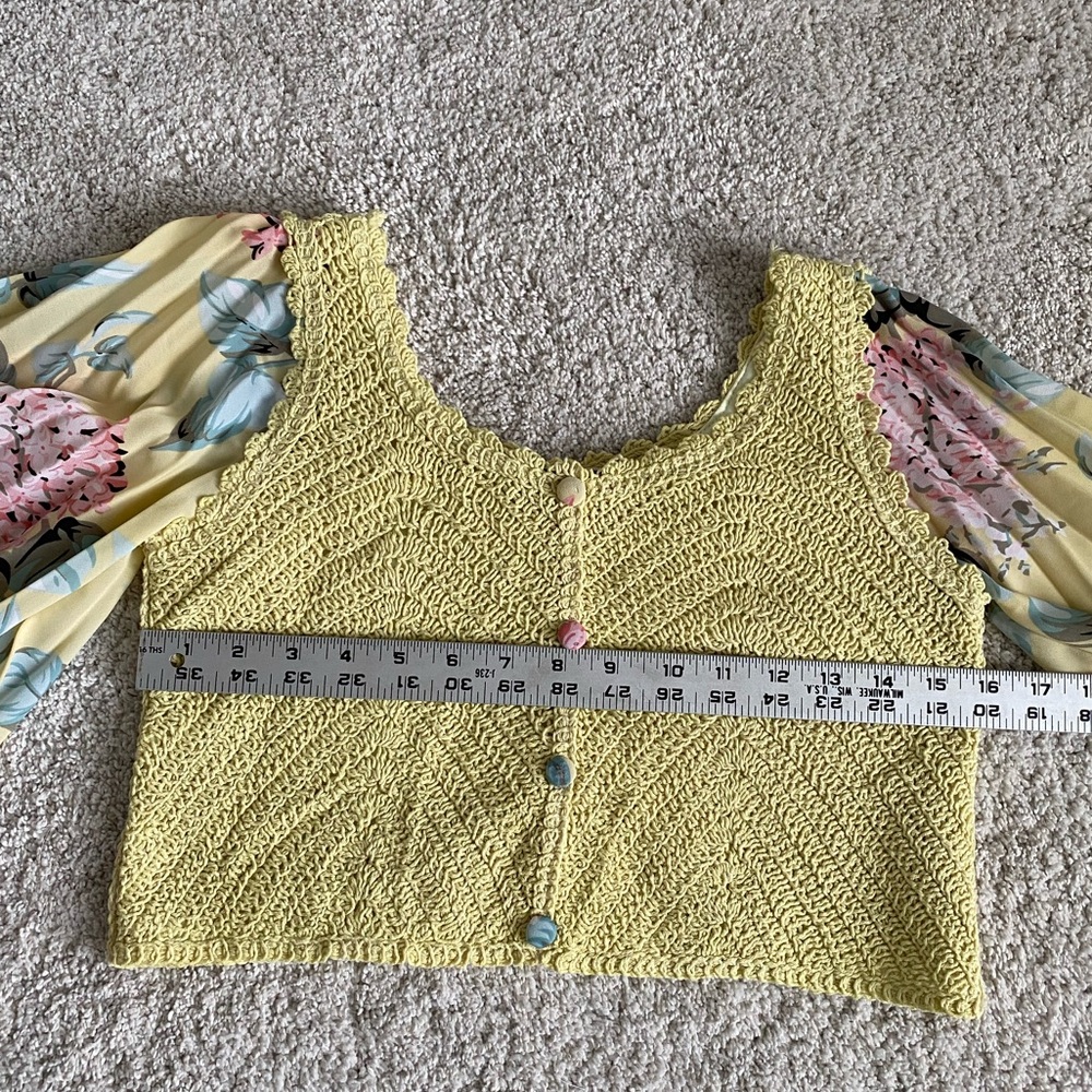 Floral Sleeve Yellow Crochet Crop Top - Picture 4 of 5